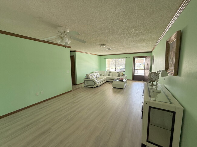 Building Photo - 6203 Emerson Dr