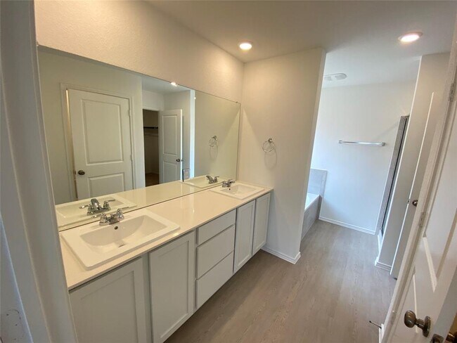 Building Photo - 1332 Aquilla Dr