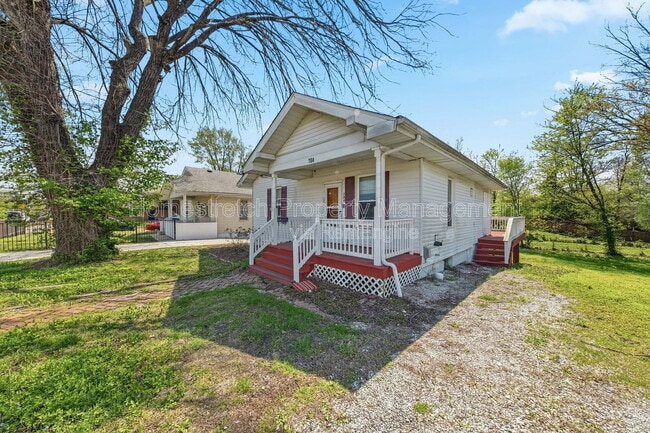 Building Photo - 704 W Johnson St