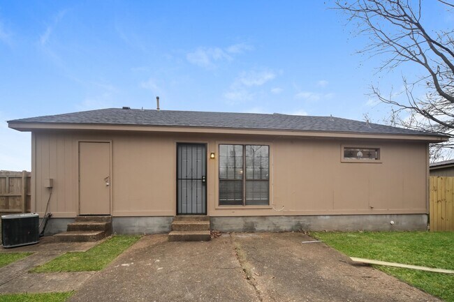 Building Photo - 6525 Bald Cypress Cove