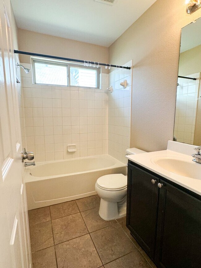 Building Photo - Perfect location! 4/2 home!
