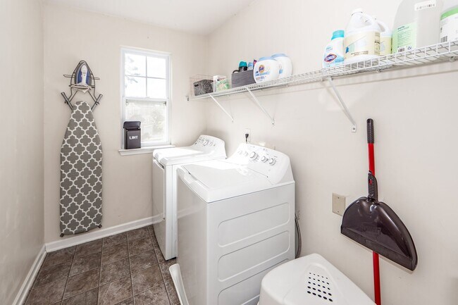 Building Photo - 3 Bedroom 2.5 Bath Single Family Home in S...