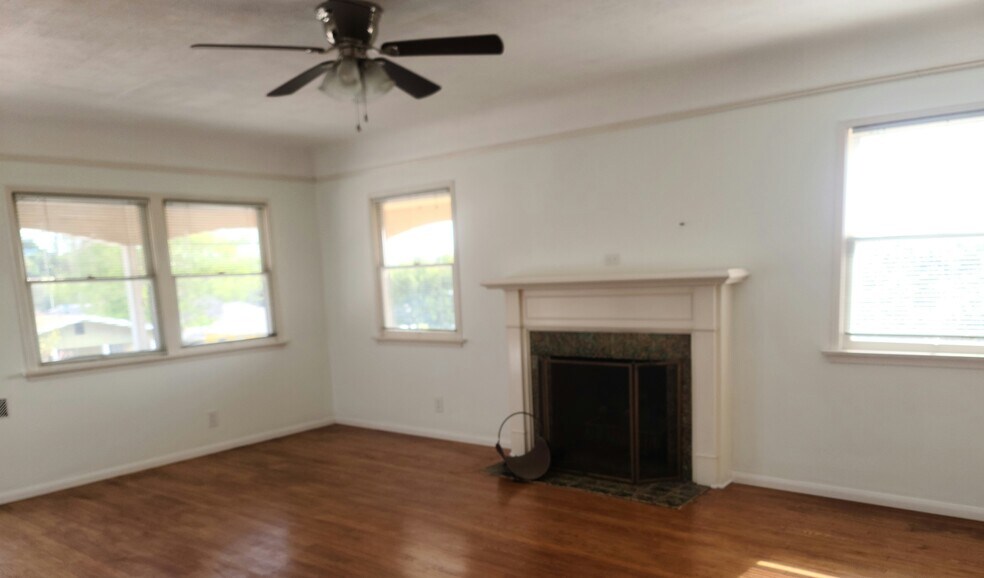 Building Photo - 1855 N Ave 53