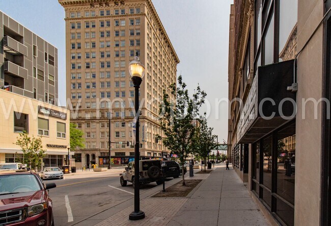 Building Photo - The Regis