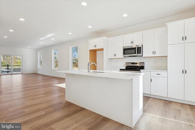 Building Photo - 122 Silversmith Rd