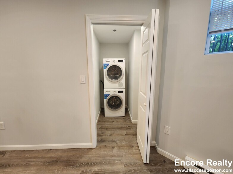 Building Photo - 24 Queensberry St