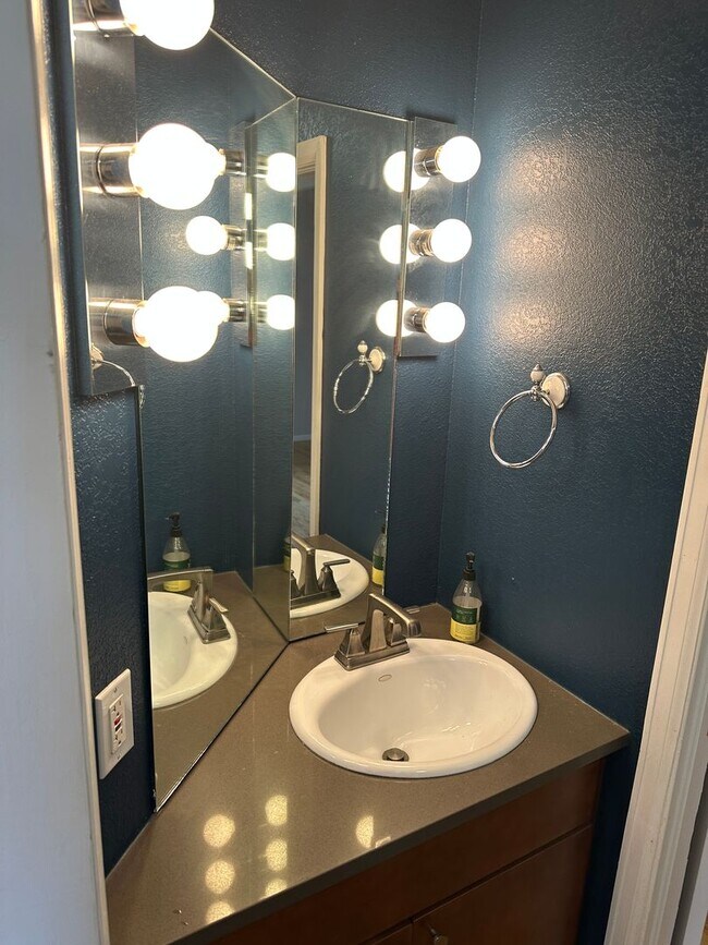 Building Photo - 1 bedroom, 1 bath Cherry Creek North - Available 4/21/25