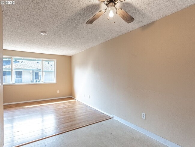 Building Photo - Bright Interior with Generous Bedroom Space – Includes Washer and Dryer