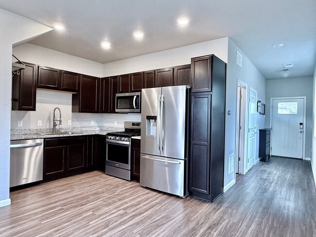 Building Photo - Wonderful End Unit 2 Bed/2.5 Bath Townhome...