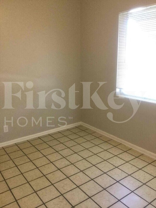 Building Photo - 609 Snowden Dr