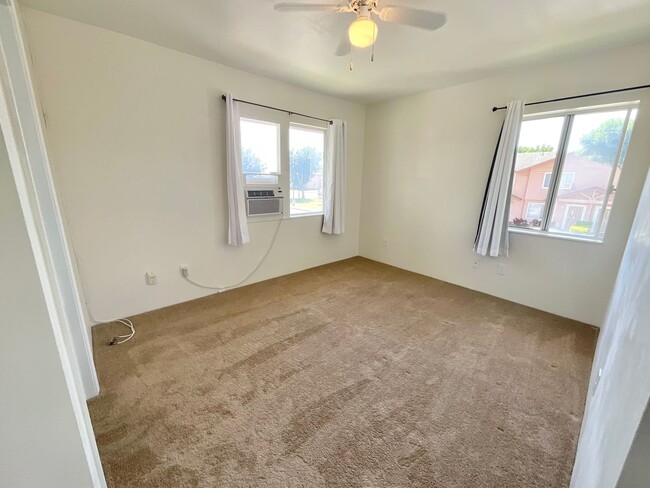 Building Photo - 3 Bedroom 2 Bath, 2 Parking, Convenient Lo...