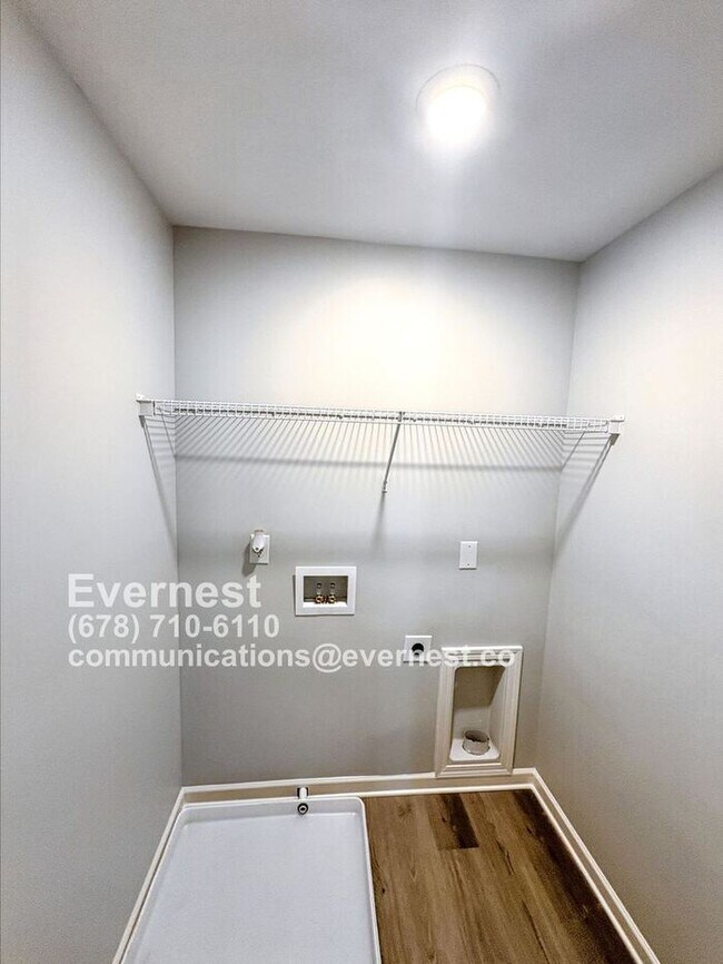 Building Photo - Spacious 4 Bed, 2.5 Bath Home with Attached 2-Car Garage