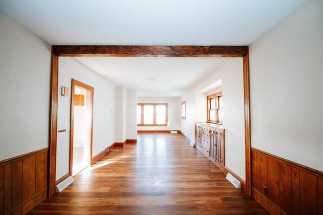 Building Photo - 513 Hampton Ave