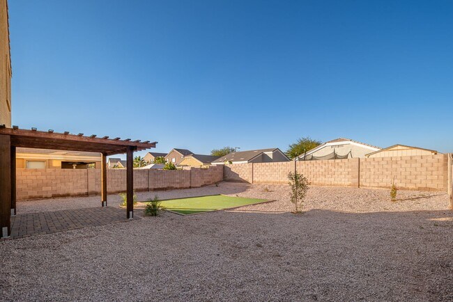 Building Photo - 4 bed, 2.5 bath, 2,251 sqft