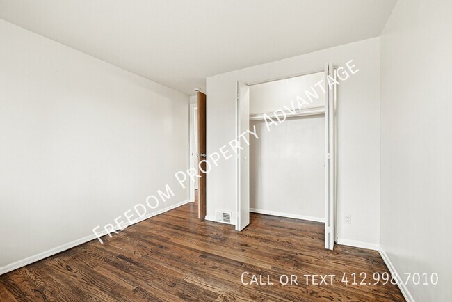 Building Photo - 2540 Park Hill Dr