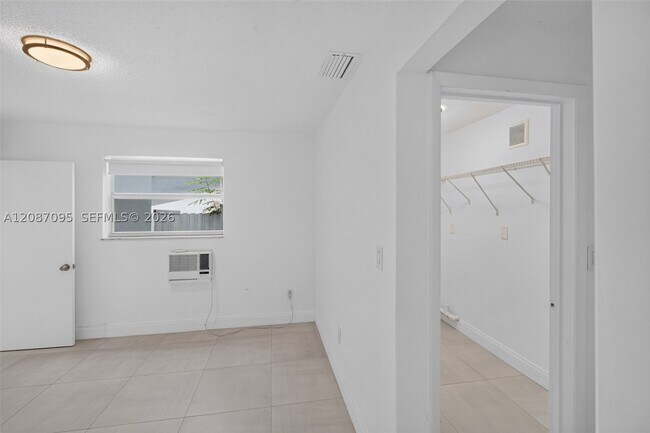 Building Photo - 1055 SW 12th St
