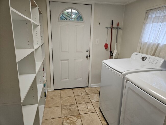 Building Photo - Nice 3 bed 1 bath home located in Marietta minutes from I-75