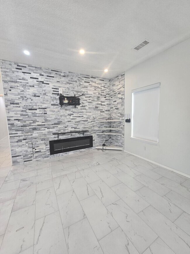 Building Photo - 5325 Caprock Ct NE