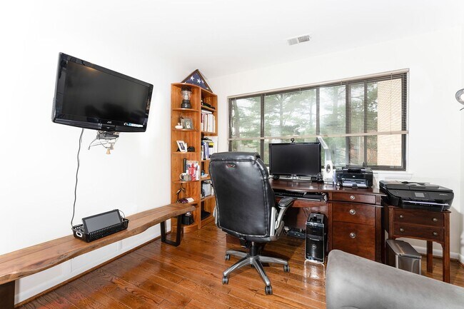 Building Photo - Stunning 4 Bedroom 3 and a Half Bath Bethe...