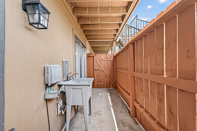 Building Photo - 3303 W Greenridge Dr