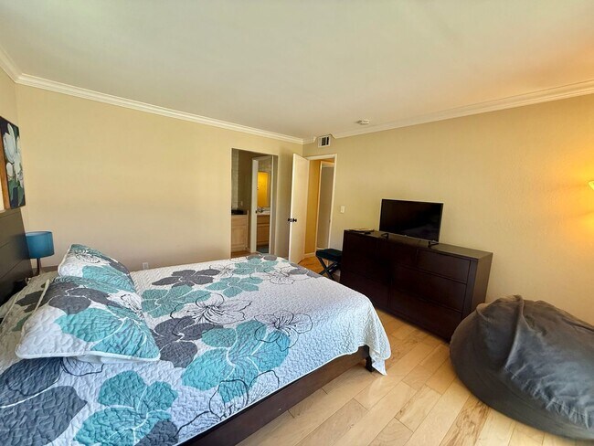 Building Photo - Furnished!! - One story gem in North Davis