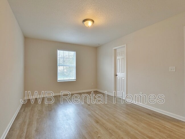 Building Photo - 681 Melba St