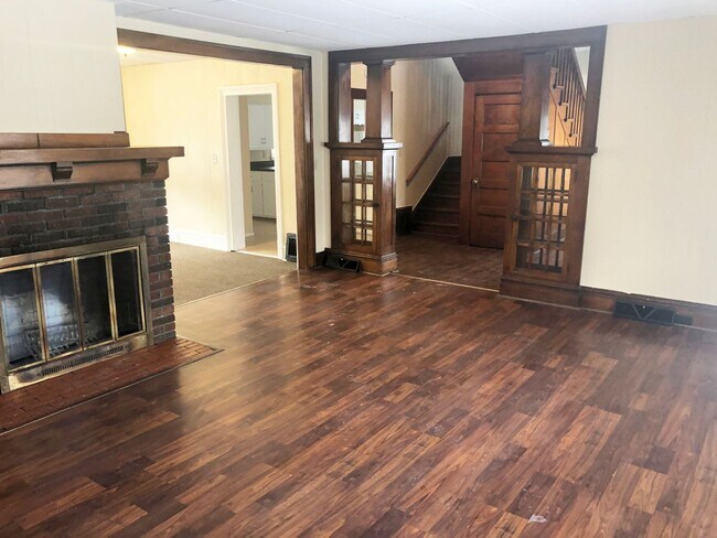 Building Photo - 6-Bedroom, 2-Bath Home Just A Few Blocks From Downtown