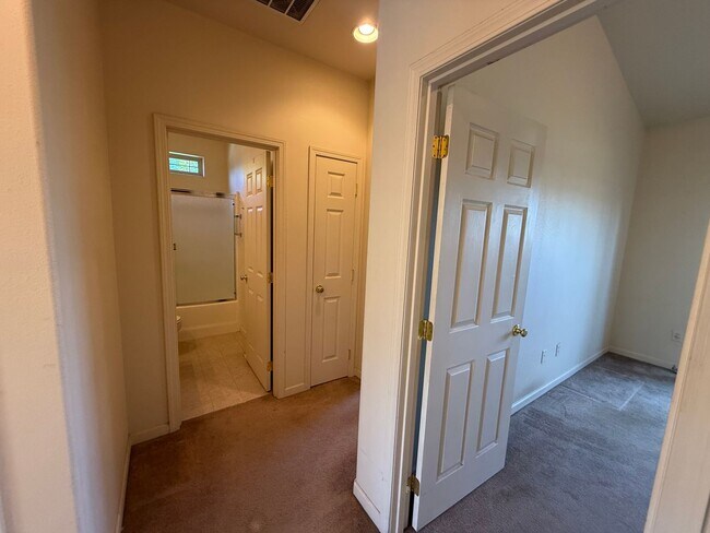 Building Photo - h826