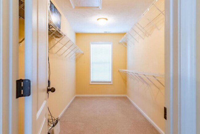 Building Photo - 389 Livingston Dr