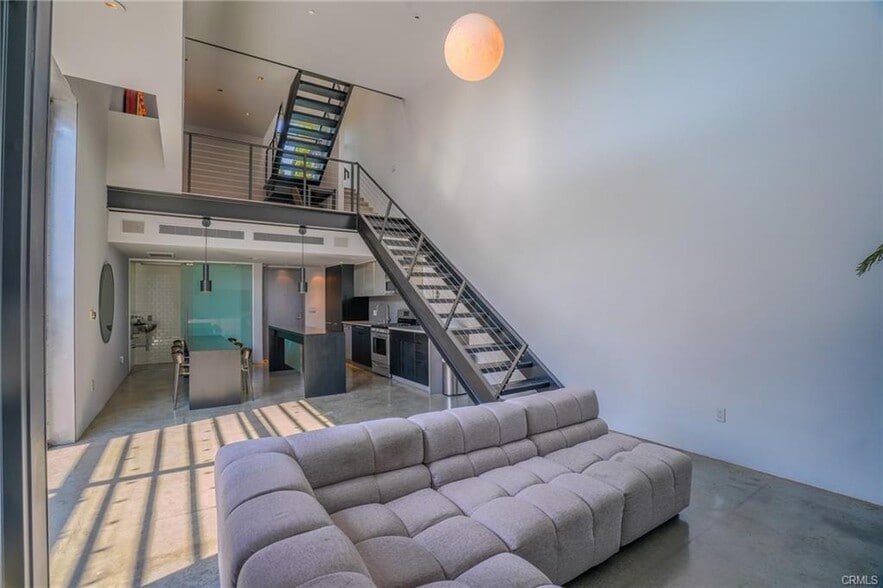 Building Photo - 1011 N Orange Grove Ave