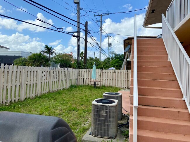 Building Photo - 2909 Middle River Dr