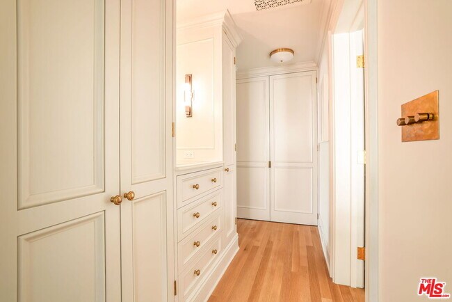 Building Photo - 1424 N Crescent Heights Blvd