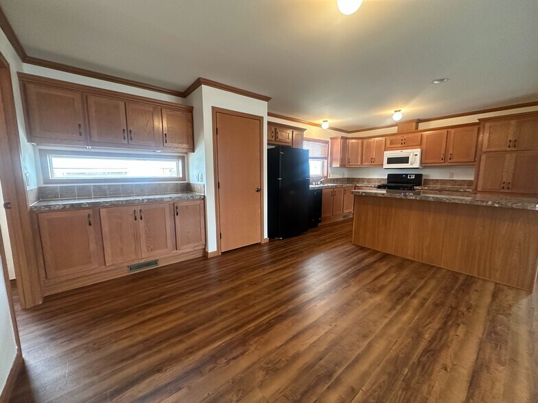 Building Photo - 2130 Four Seasons Dr