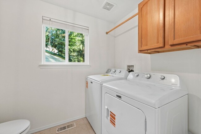 Building Photo - Clearwood Community Home in Yelm For Rent!...