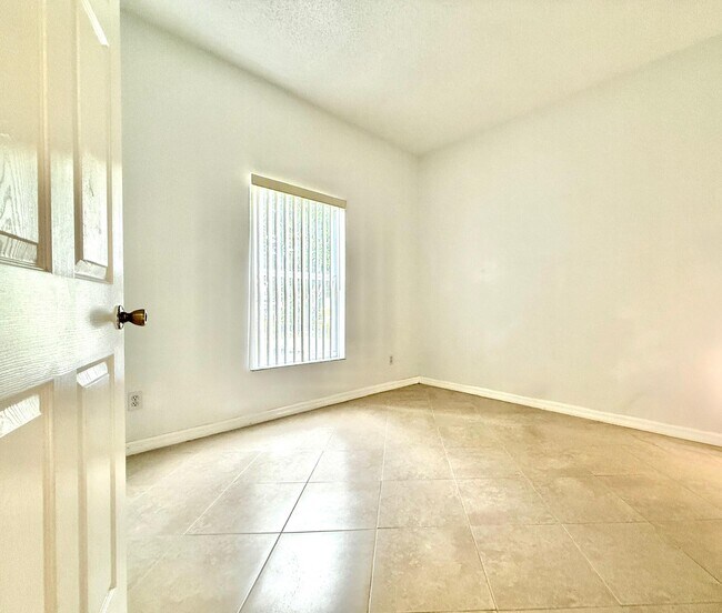 Building Photo - 332 SW Glenwood Dr
