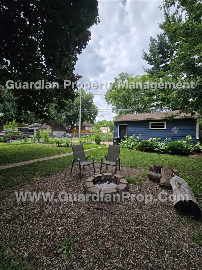 Building Photo - House Available Sep 1st, Move in special for Sep move-in! Updated Kitchen & Baths, Large Fenced Y...