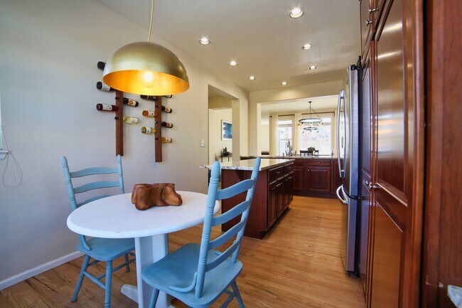 Breakfast nook - 10926 Brooklawn Rd