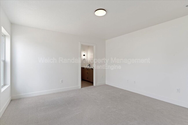 Building Photo - 837 E 3rd N