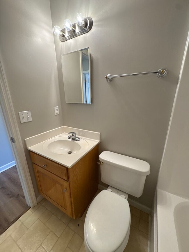 Building Photo - Spacious 3 Bedroom Home In Manchester...