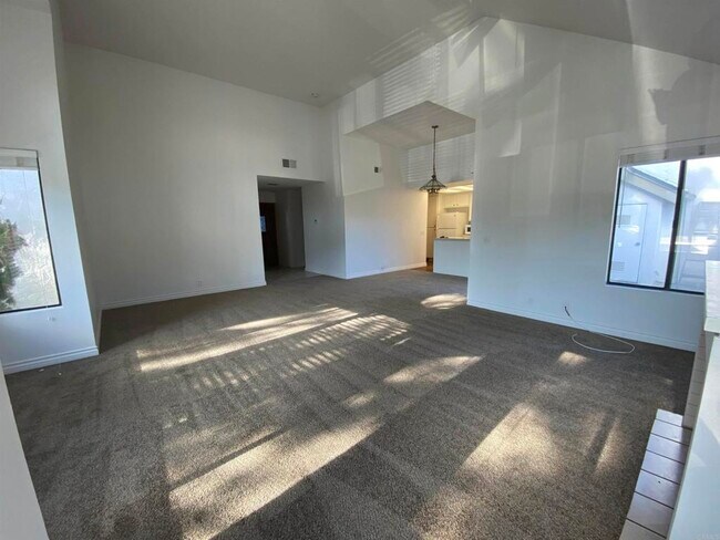 Building Photo - 520 Via De La Valle