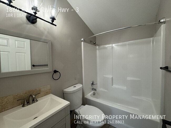 Building Photo - 1860 Rogue River Hwy