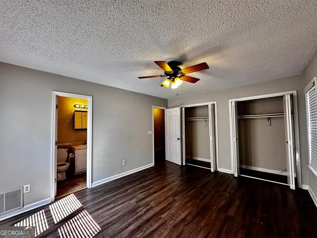 Building Photo - 1060 Falling Water Dr
