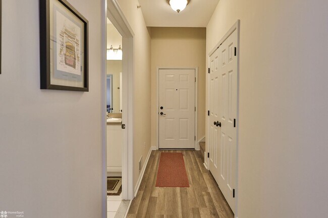 Building Photo - Bright, spacious 2-bedroom / 2-bath condo available now!