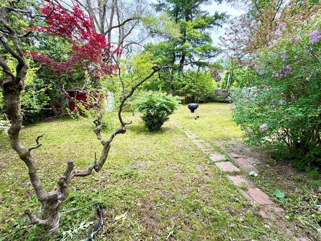 Building Photo - 3 Bedroom - 1 Bath Home WITH PROMO: ONE MONTH FREE!
