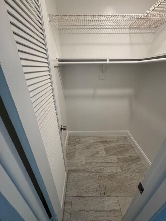 Building Photo - 481 Banks Rd