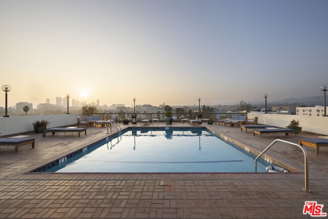 Building Photo - 325 N Oakhurst Dr