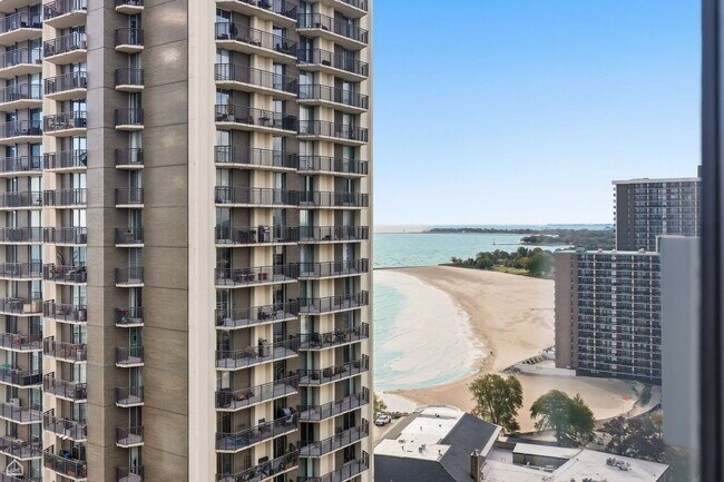 Building Photo - 6030 N Sheridan Rd