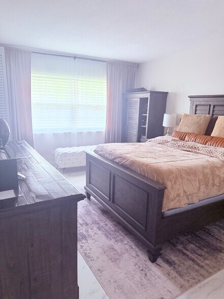 Building Photo - 545 Oaks Ln