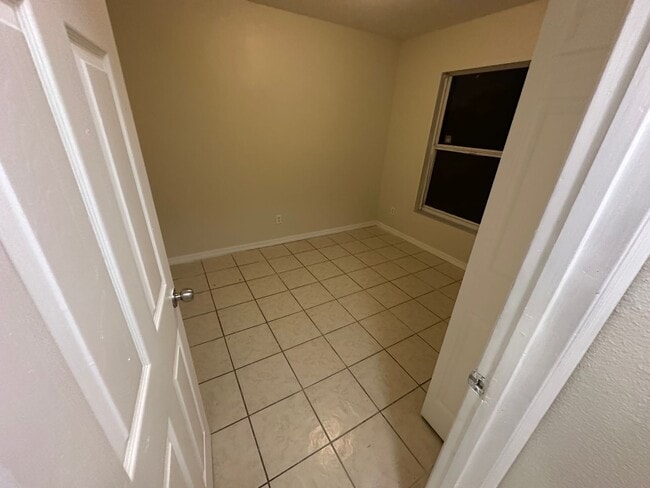 Building Photo - 3 bedroom, 2 bathroom Sarasota home, plus garage and beautiful lot, conveniently located near Dow...