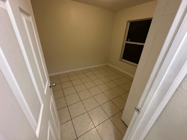 Building Photo - 3005 Hillview St